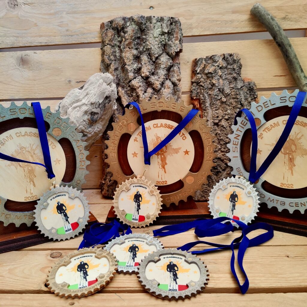 Trofeo personalizzato evento invernale con design sportivo e sci