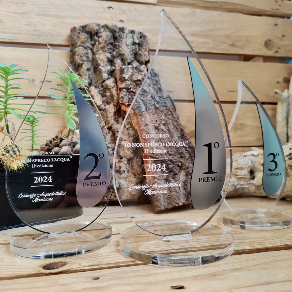Trofei personalizzati plexiglass forma goccia