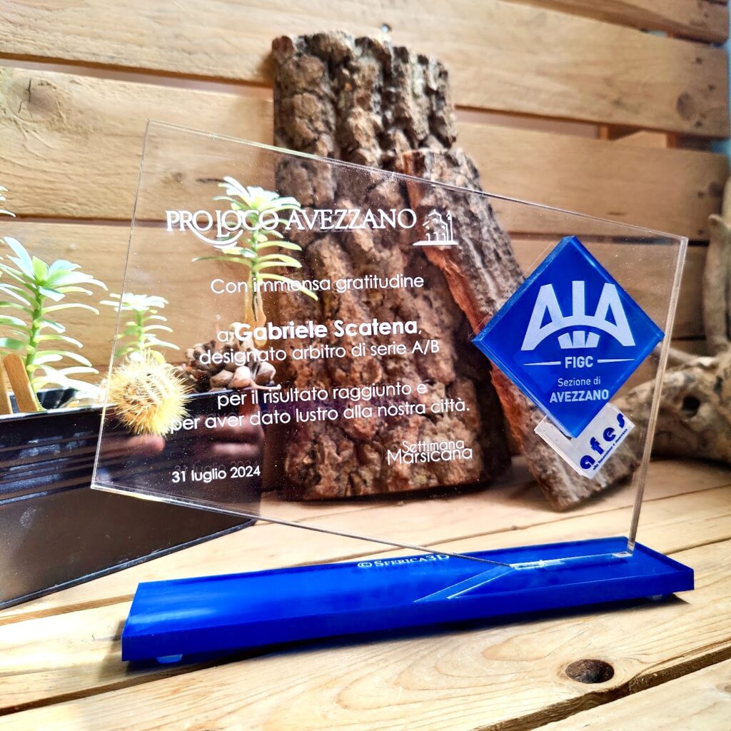 Targa personalizzata plexiglass con base blu per premiazioni sportive
