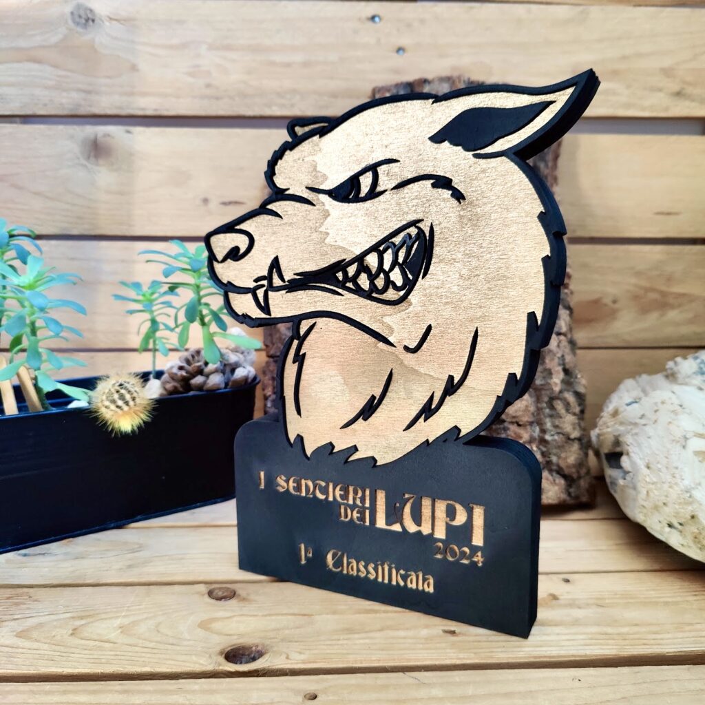 Trofeo personalizzato legno testa di lupo per evento trail running