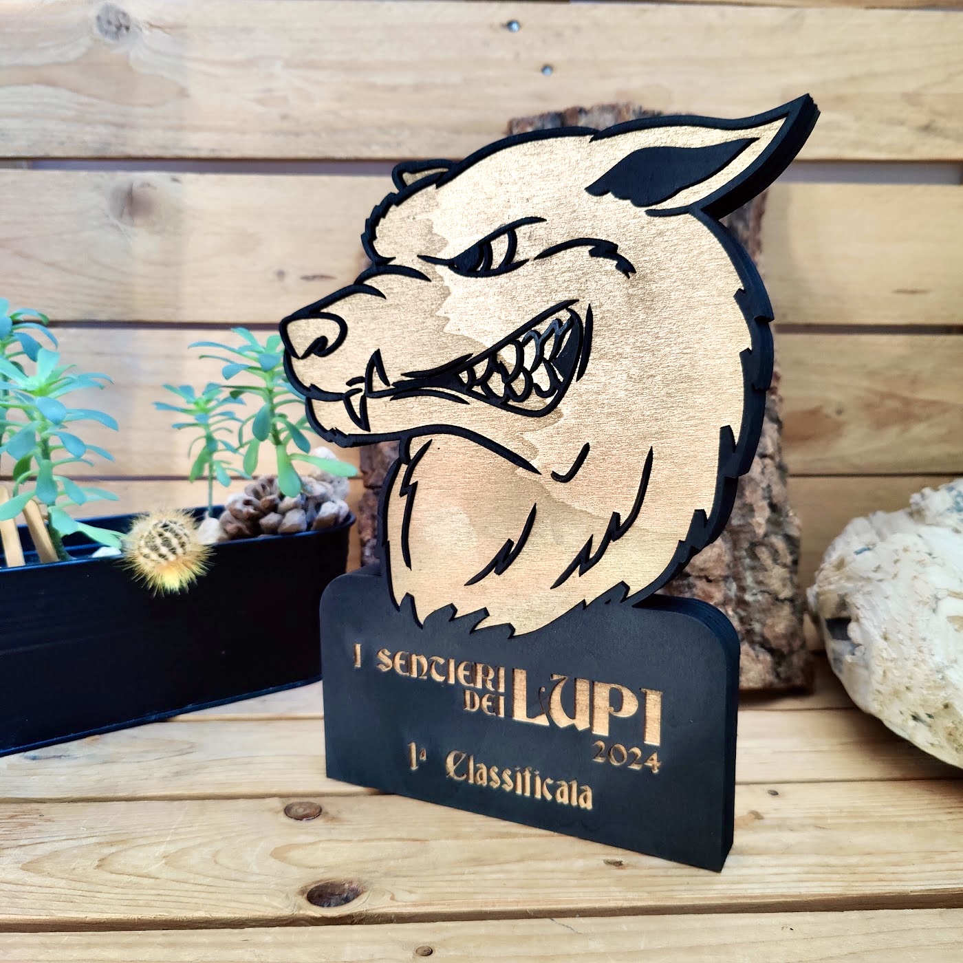 trofeo-personalizzato-legno-sentieriodeilupi-trekking-sport-montagna-premiazioni