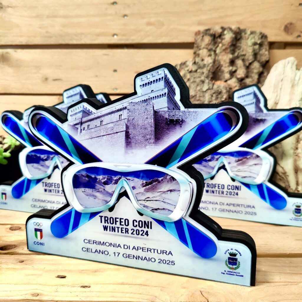 Trofeo personalizzato evento invernale con design sportivo e sci