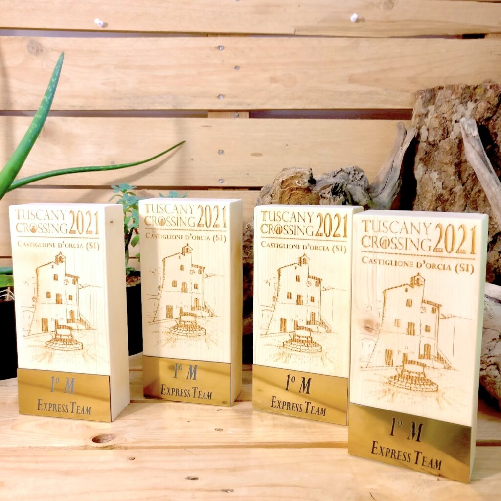 Targhe personalizzate eleganti in legno e metallo per premiazioni