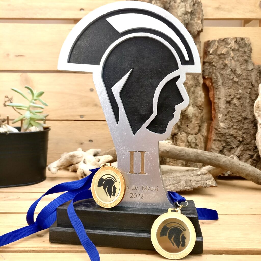 Trofeo spartano personalizzato con medaglie per evento sportivo